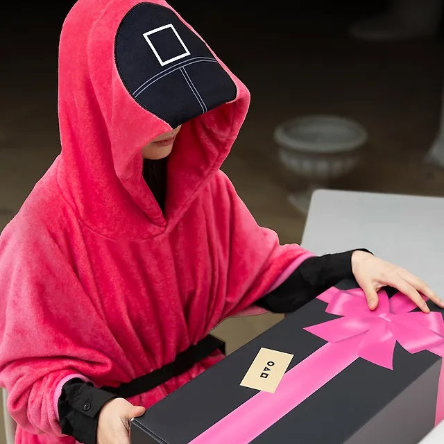 Bộ Quà Tặng Squid Game Pink Soldier Hood Cloak Blanket - Kallos Vietnam