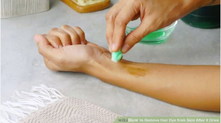 Thuốc nhuộm tóc dính vào da tay: 13 cách xử lý nhanh chóng