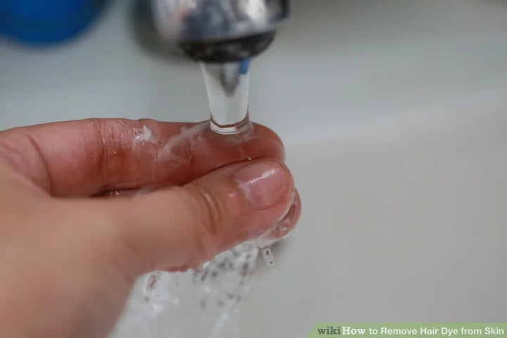 Thuốc nhuộm tóc dính vào da tay phải làm sao?