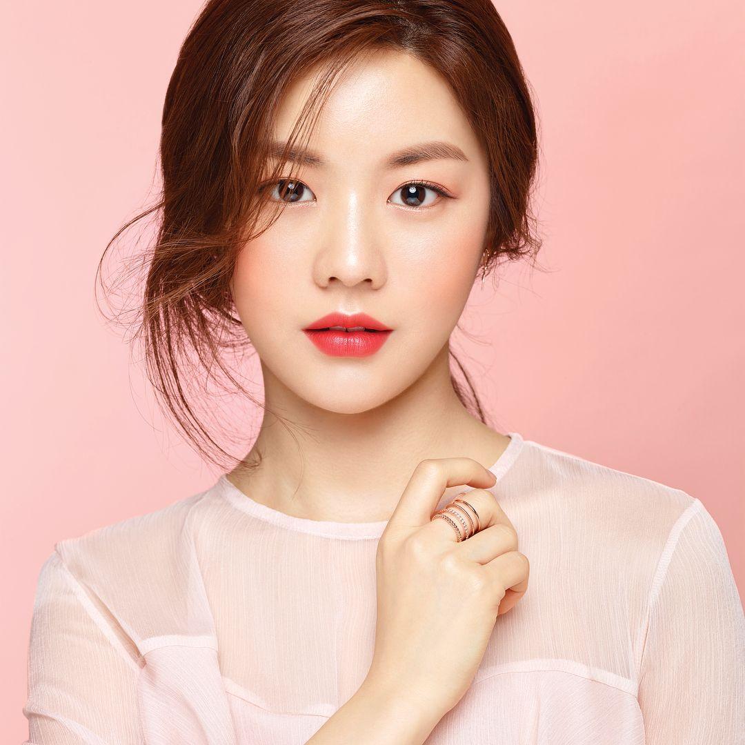 Cách makeup mắt tone xanh lam nổi bật - Kallos Vietnam