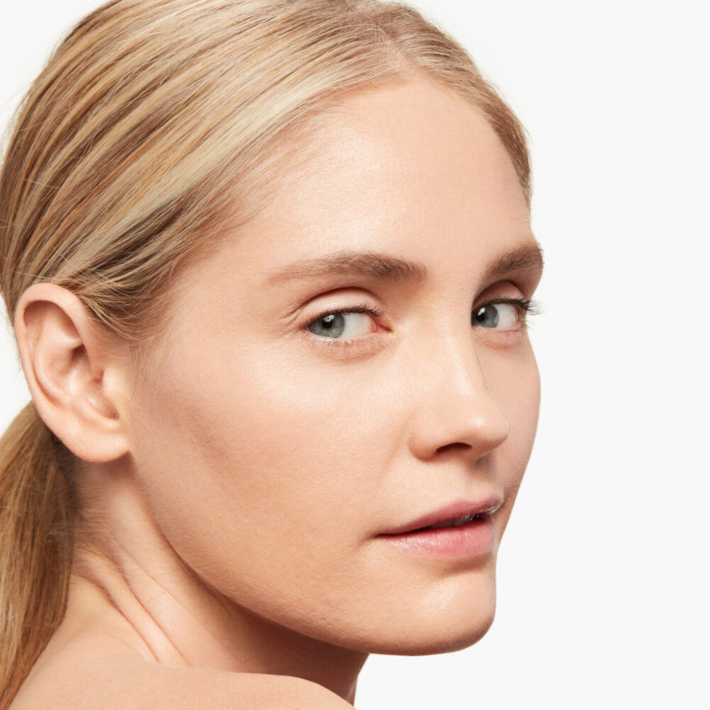 Kem Nền Shiseido Synchro Skin Radiant Lifting Foundation #240 Quartz-Kallos