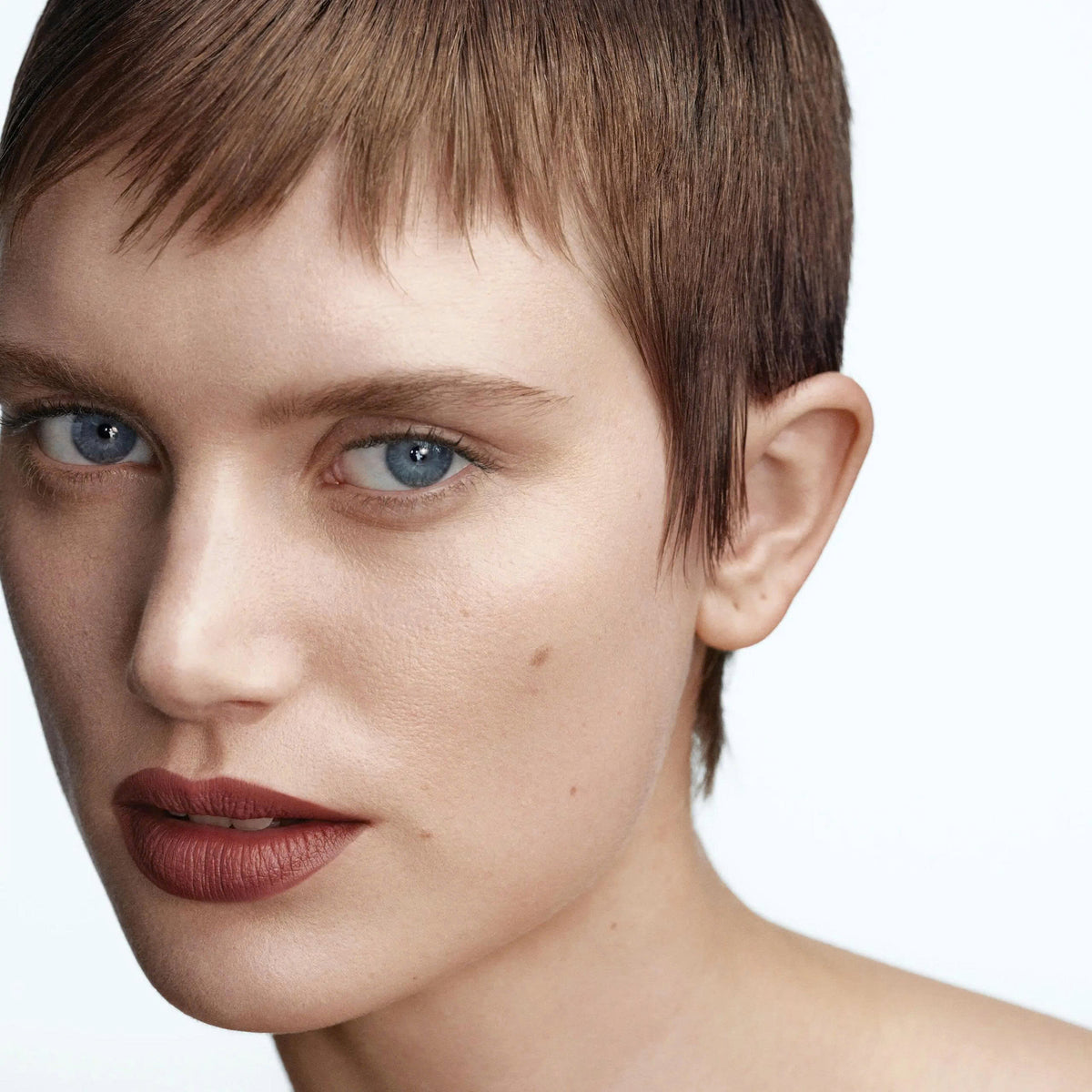 Son BYREDO Matte Lipstick #320 Attached