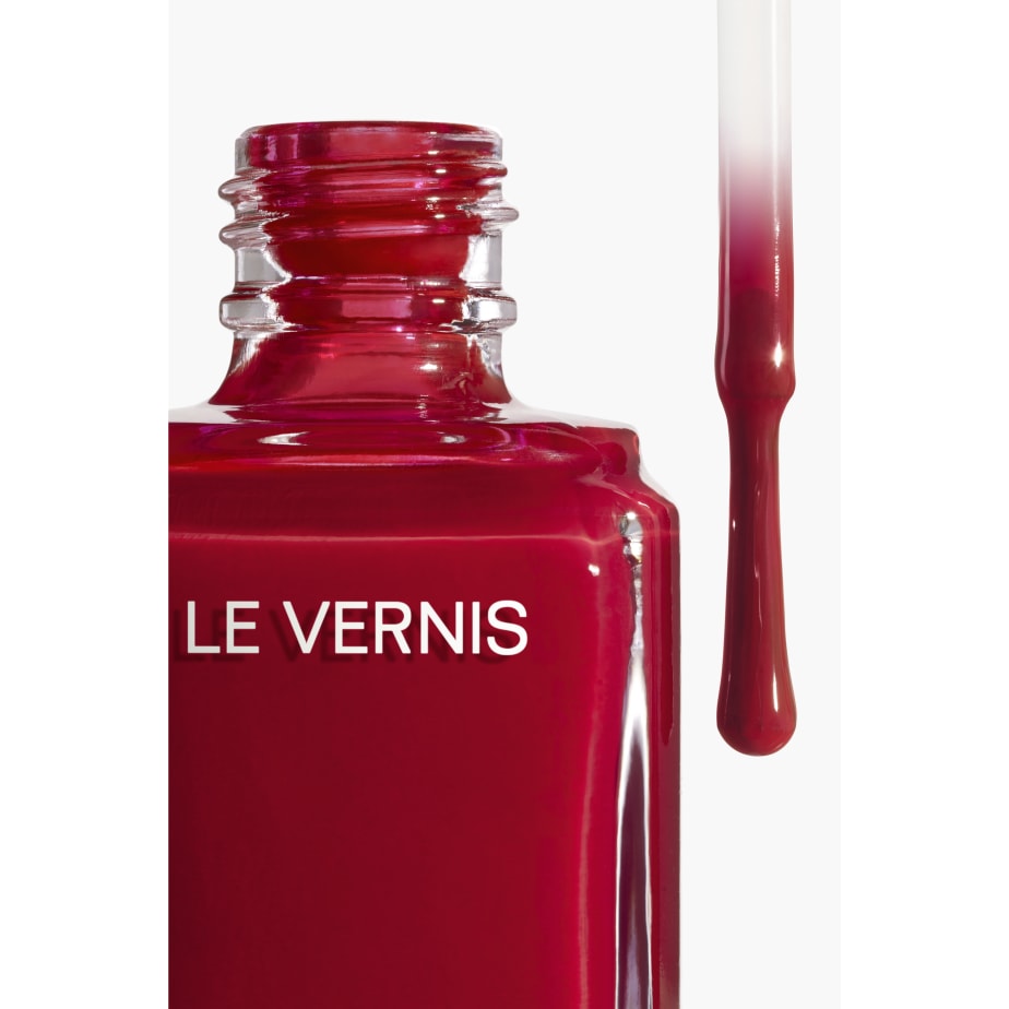 Sơn Móng Tay CHANEL Le Vernis #151 Pirate - A Bluish Red - Kallos Vietnam
