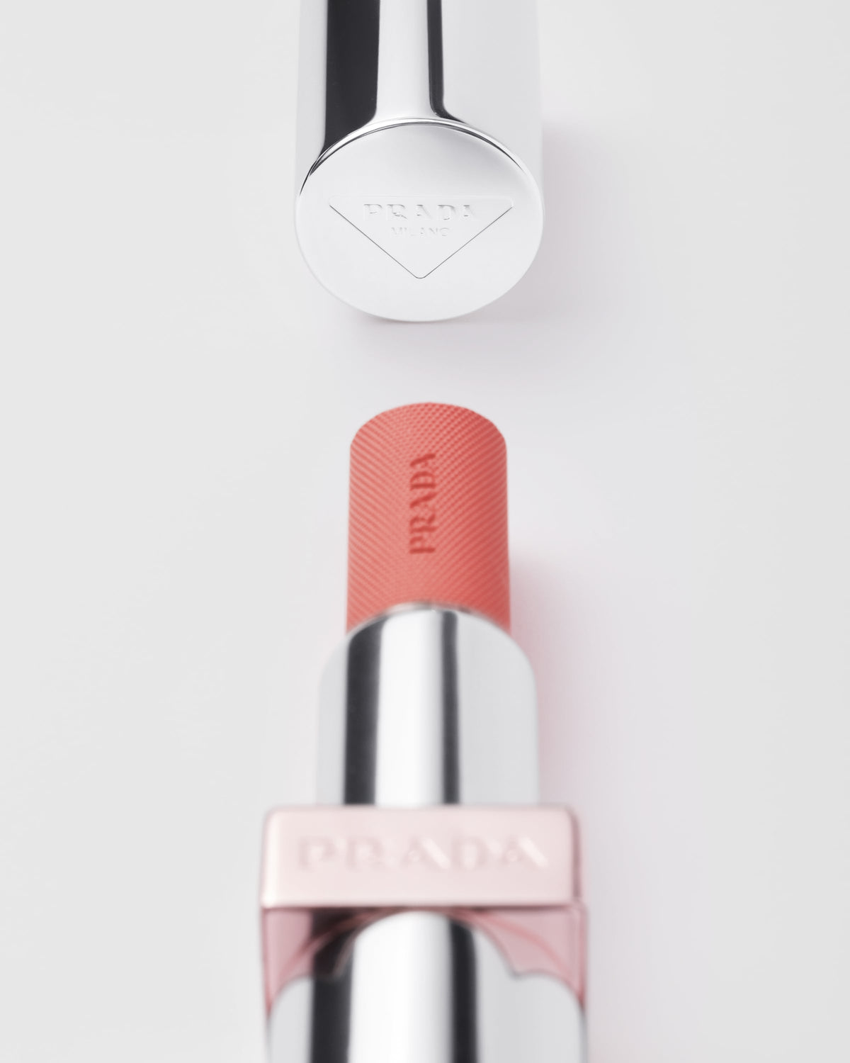 Son PRADA Light Glowing Lip Color #U019 Brown