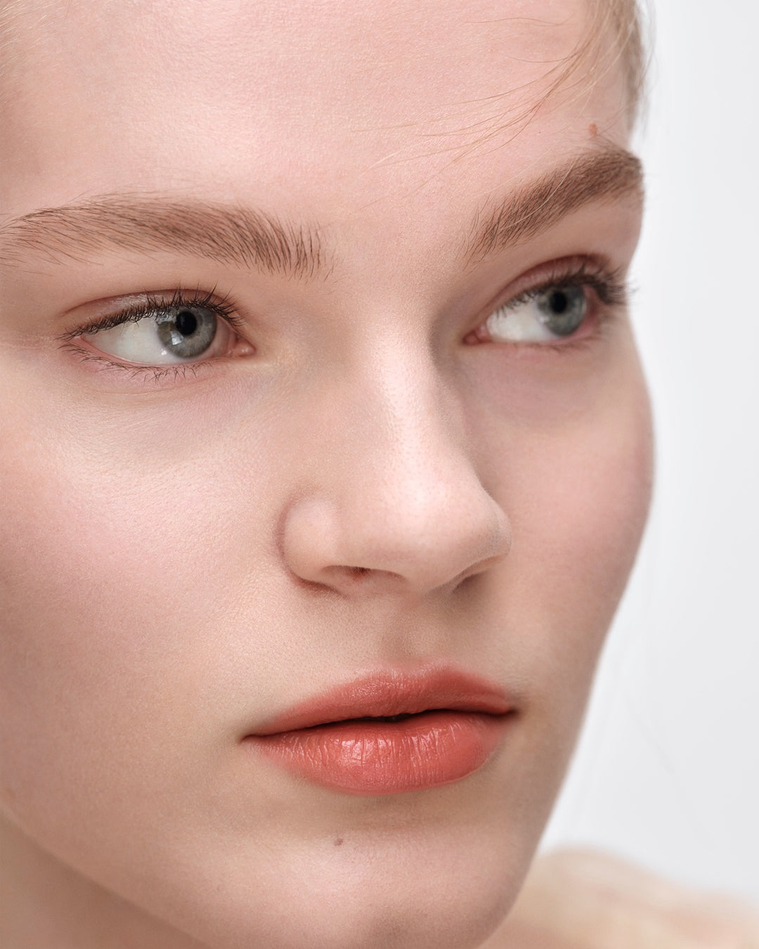 Son PRADA Light Glowing Lip Color #U019 Brown