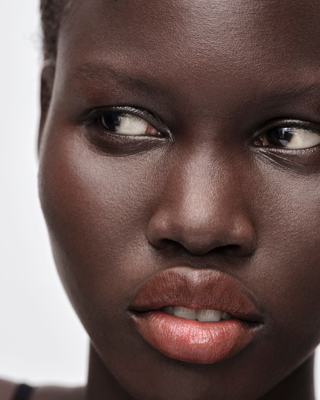 Son PRADA Light Glowing Lip Color #U019 Brown