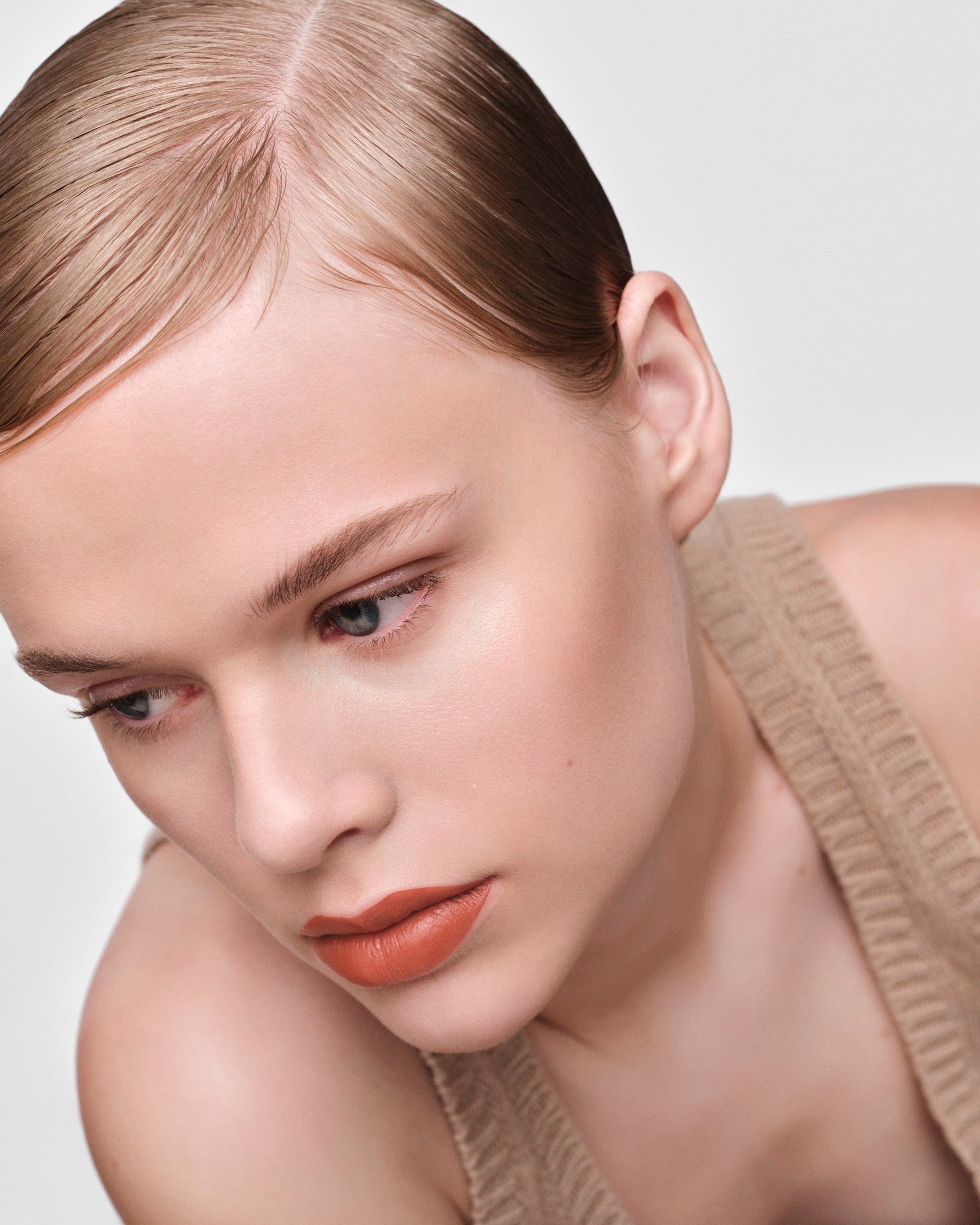 Son PRADA Monochrome Hyper Matte Lipstick #B05 Fauve - Kallos Vietnam