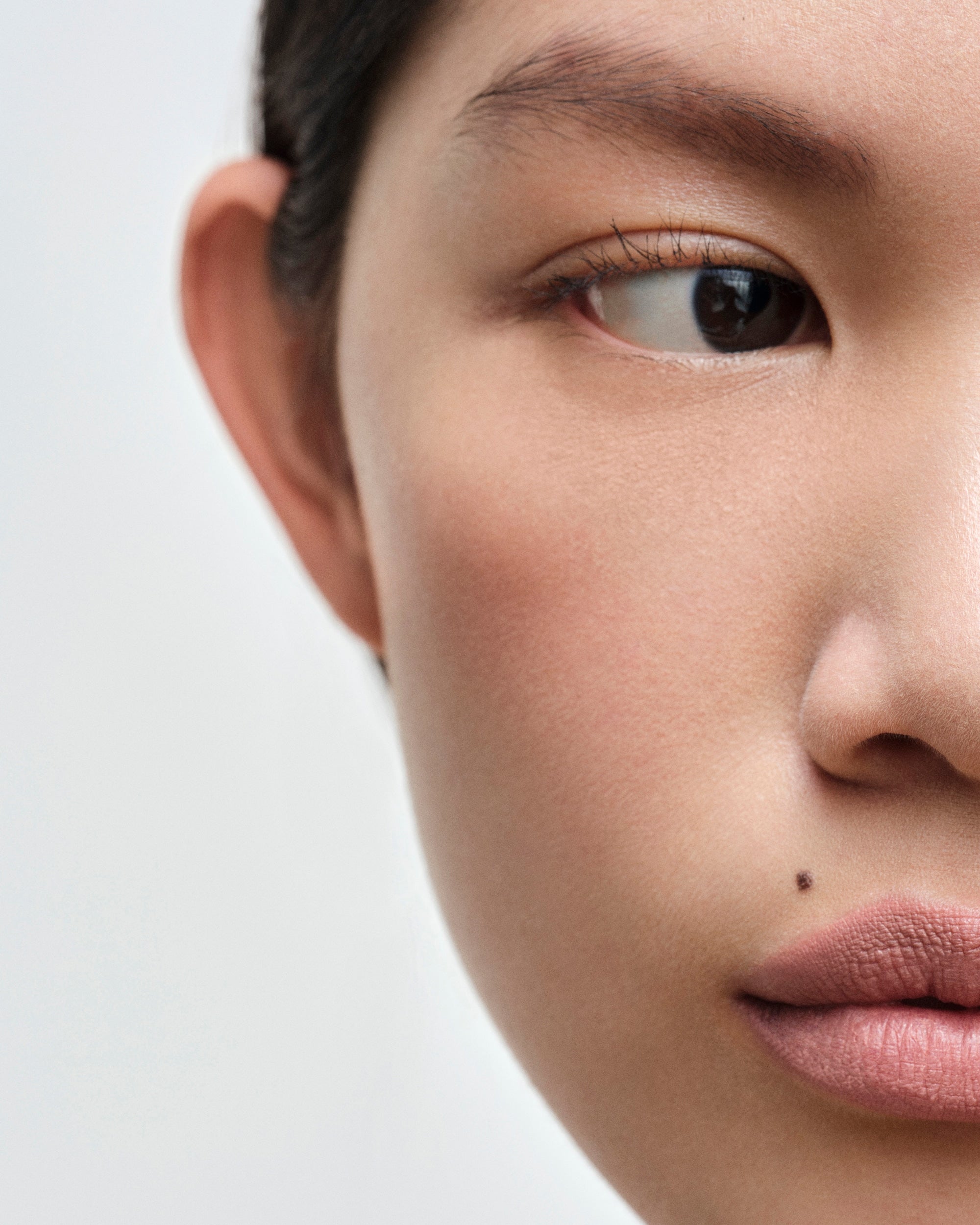 Son PRADA Monochrome Hyper Matte Lipstick #B11 Alabaster - Kallos Vietnam