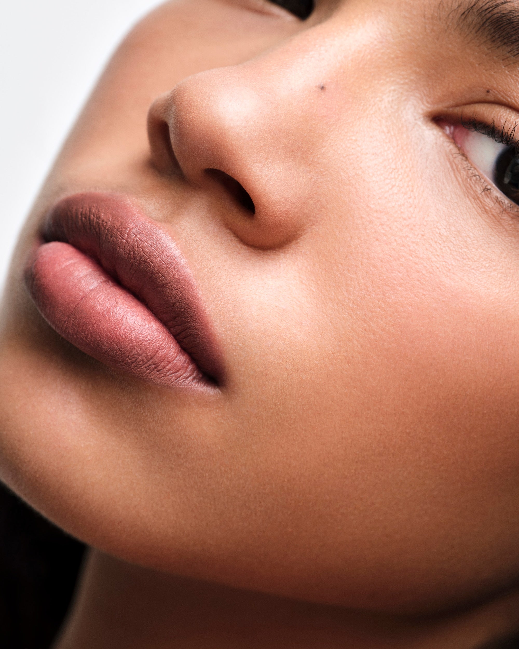 Son PRADA Monochrome Hyper Matte Lipstick #B13 Marron - Kallos Vietnam