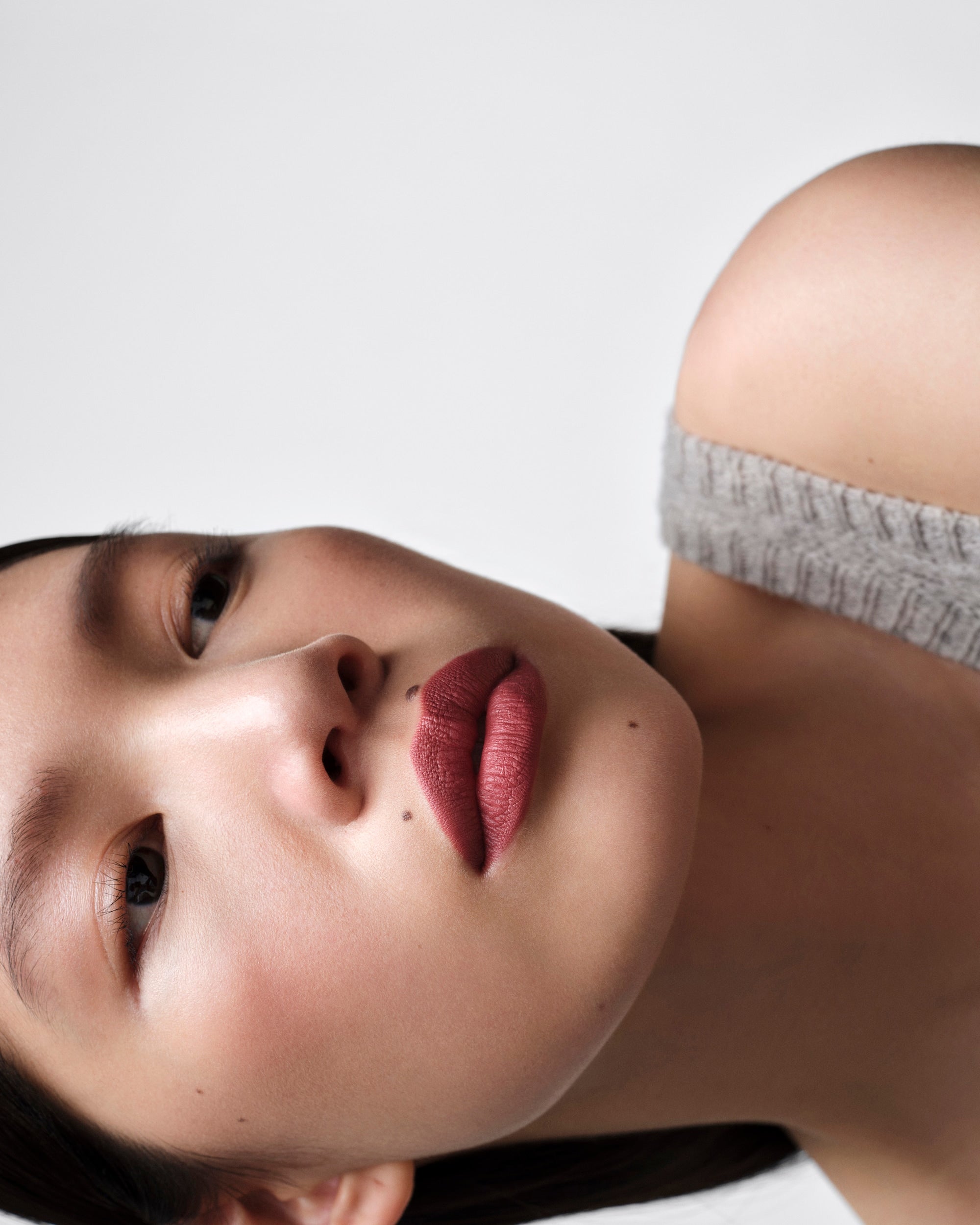 Son PRADA Monochrome Hyper Matte Lipstick #P59 Amarena - Kallos Vietnam